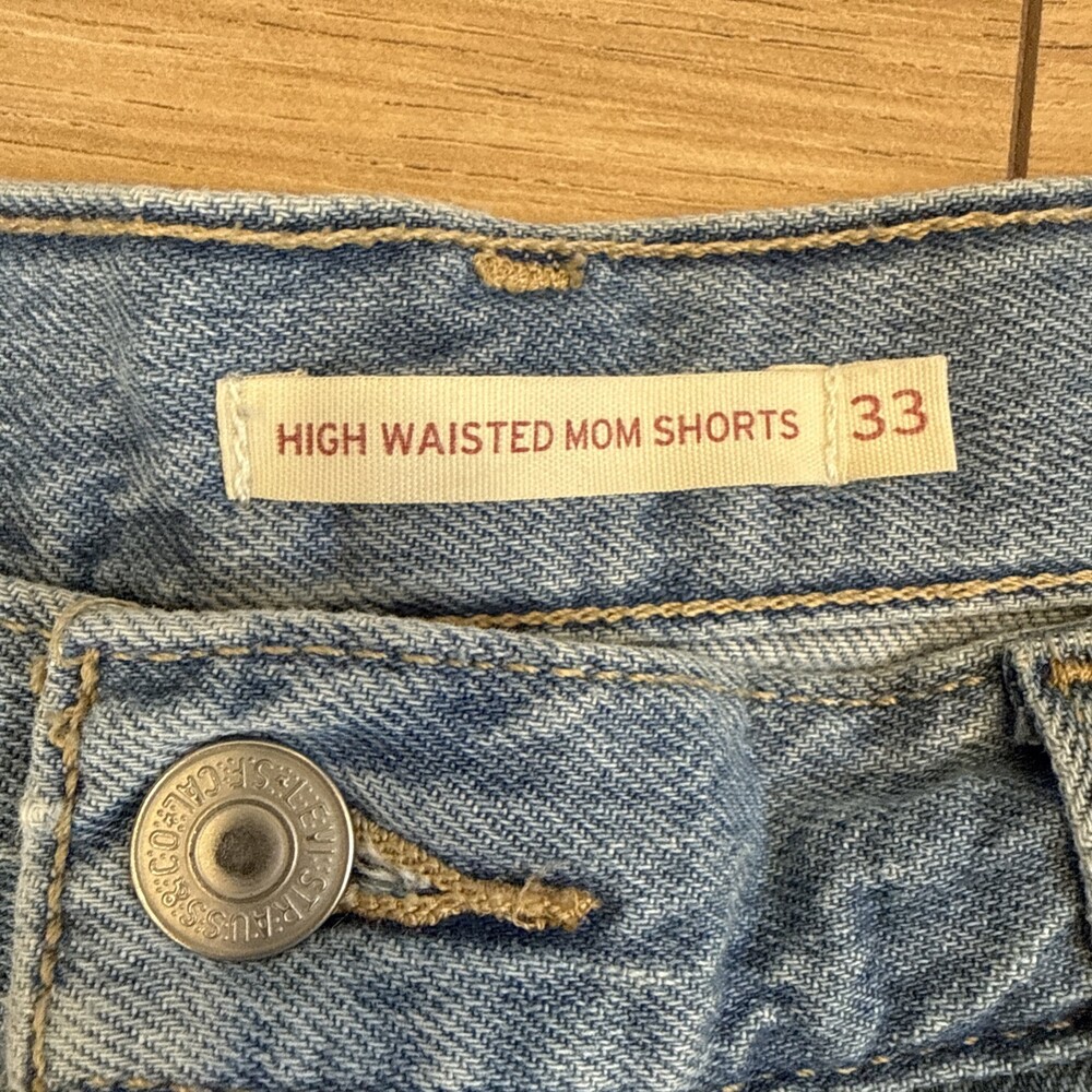 Levi's High Waisted Mom Shorts Light Wash  Denim Size 33 Button Pockets Solid - Picture 4 of 8